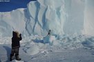 049 Au pied du mur de glace