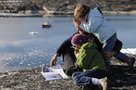 20 Lecture article sur maquette de Vagabond avec Aurore et Leonie