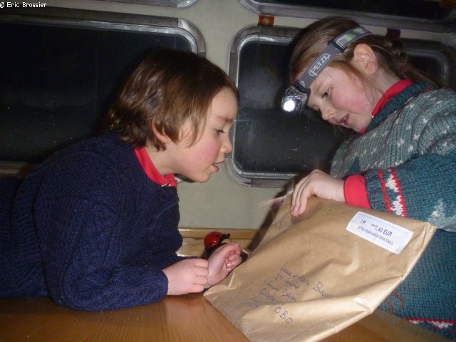 033 Leonie et Aurore recoivent du courrier