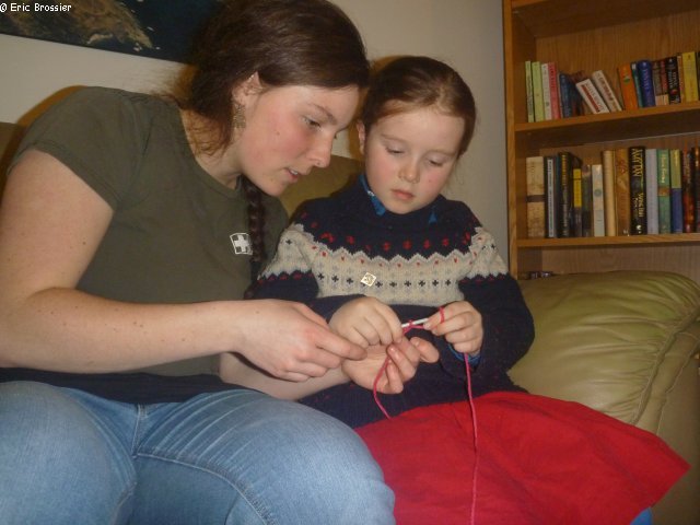 044 Celine explique le crochet a Leonie