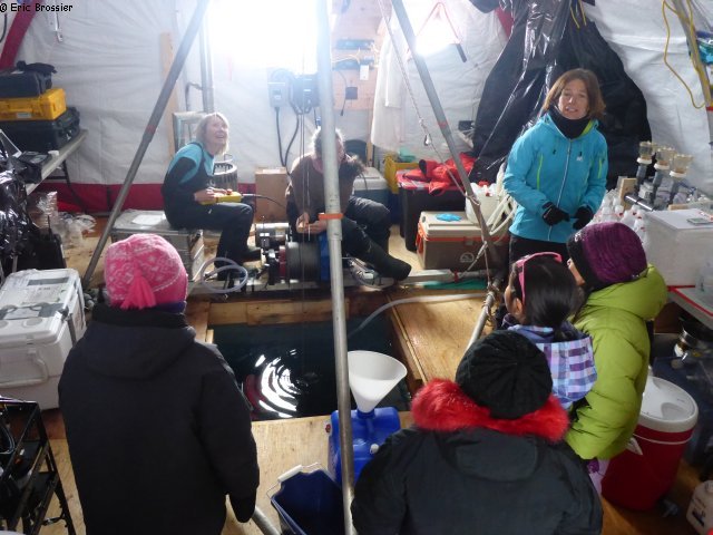 085 Ecoliers visitent tente au camp de glace