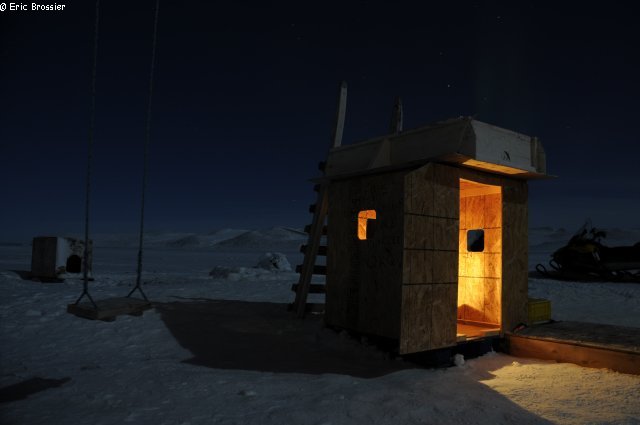 033 Cabane et niche sur la banquise