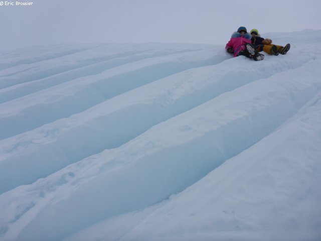 044 Leonie et Aurore en haut de l iceberg