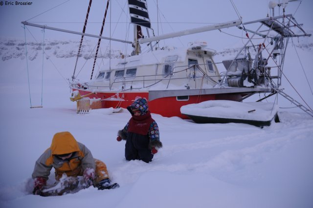 148 Leonie retrouve son jouet sous la neige