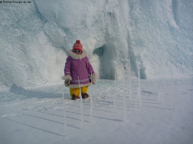 305 Aurore contemple stalagmites de glace