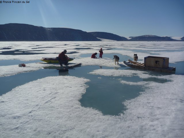 374 Manip en famille au milieu du fjord