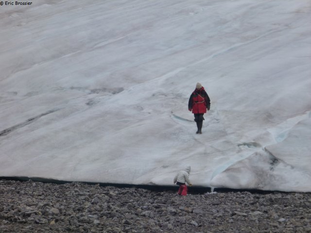 397 Aurore et petite cascade glaciaire