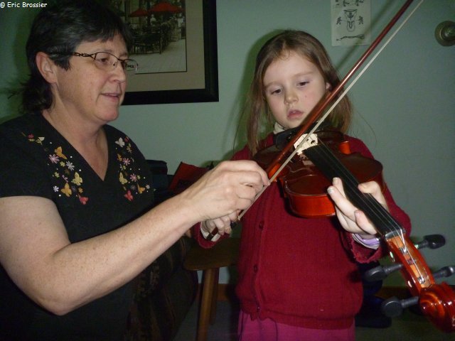043 Joanne apprend le violon a Leonie