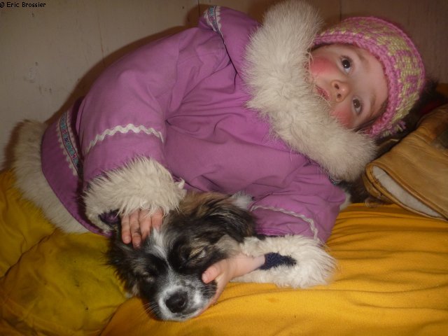 079 Aurore et petit chien dans cabane de Larry