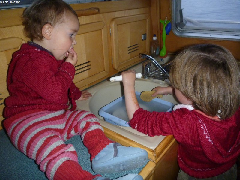 100 Les deux soeurs font la vaisselle