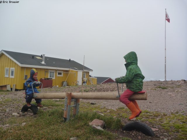 017 Aurore et Leonie balancoire Savissivik