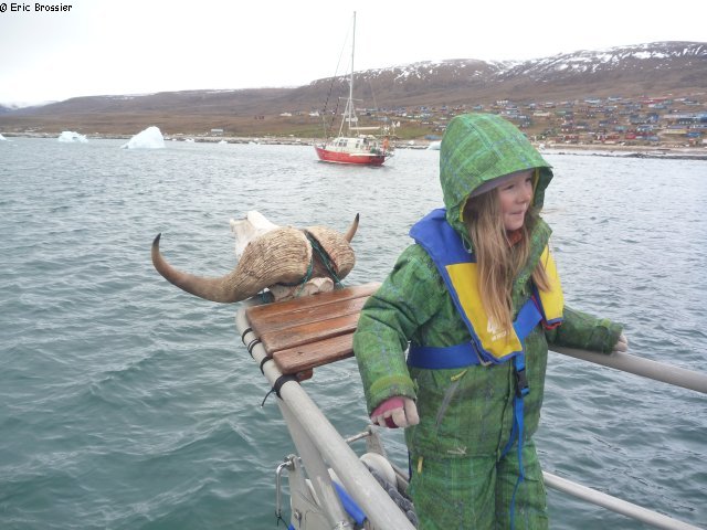 027 Leonie etrave Arktika devant Qaanaaq