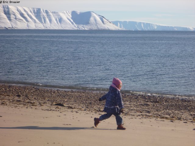 030 Se degourdir les jambes sur plage de Siorapaluk